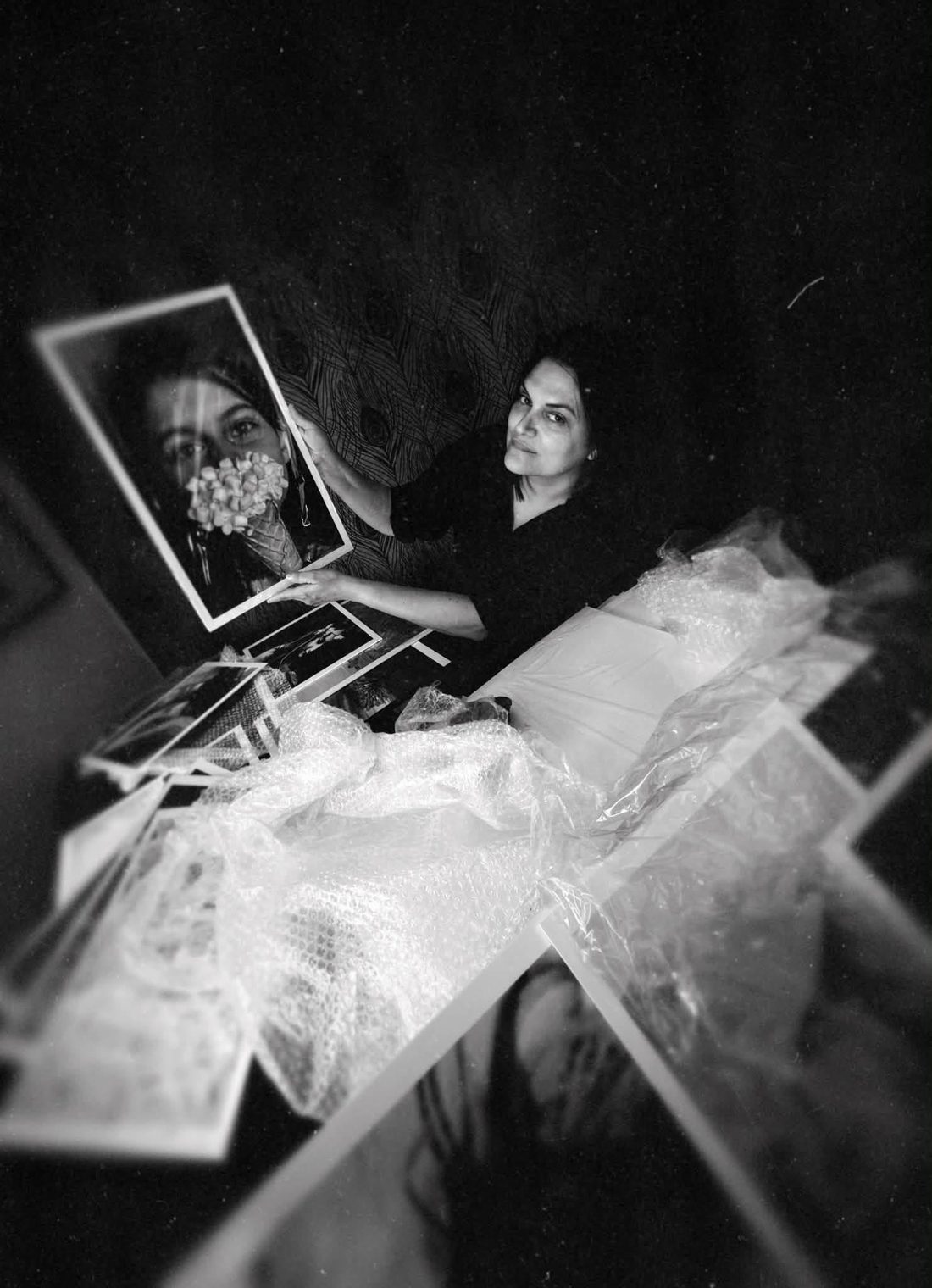 Sylwia Wiśniewska wśród oprawionych fotografii